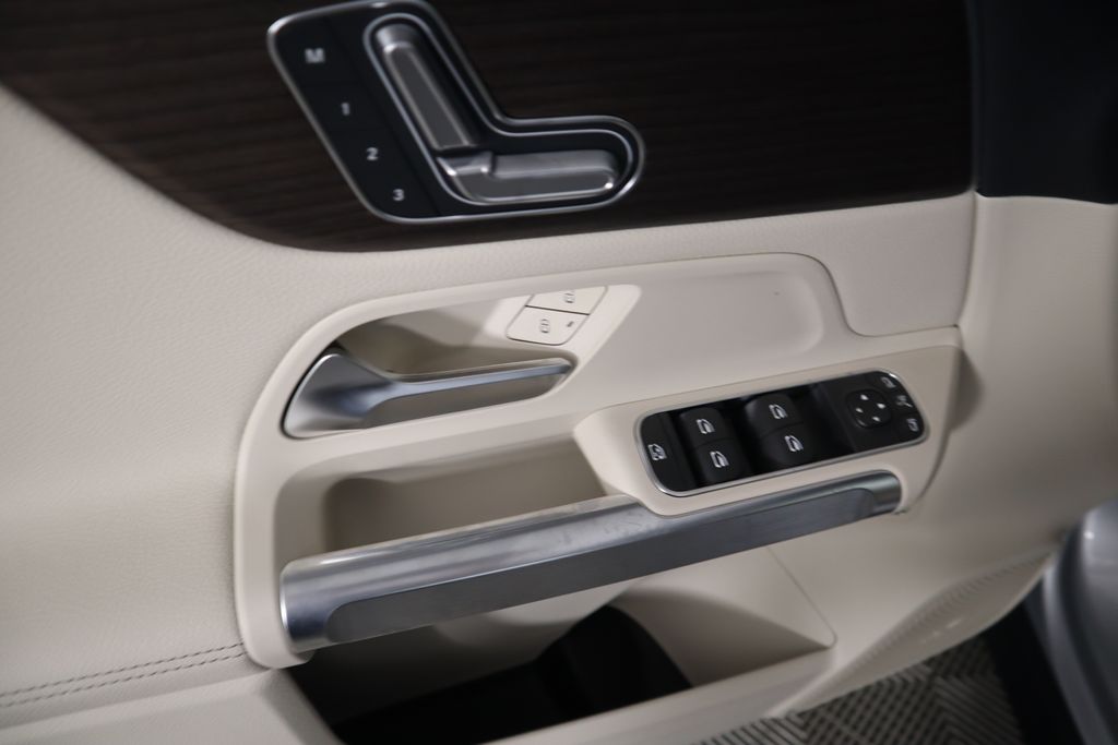 2025 Mercedes-Benz EQB 250+ 24