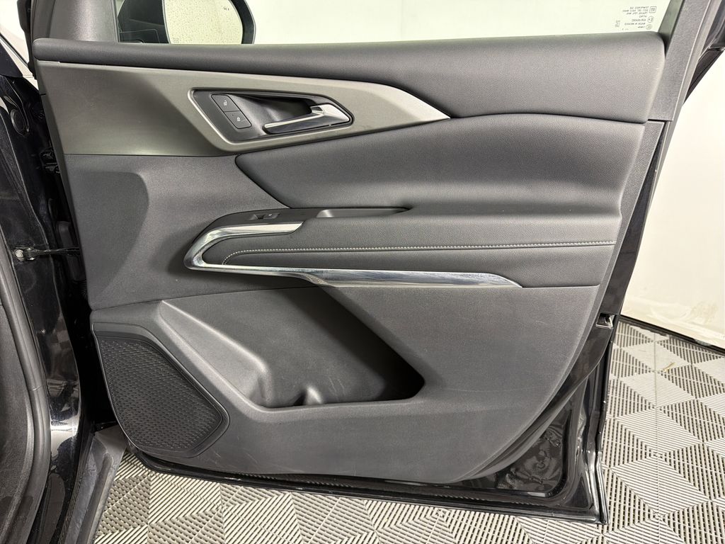 used 2024 Chevrolet Traverse car, priced at $31,900