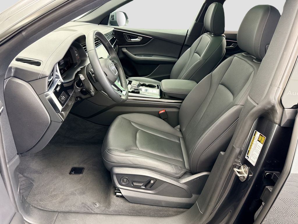 Thumbnail: 2025 Audi Q8 - 18