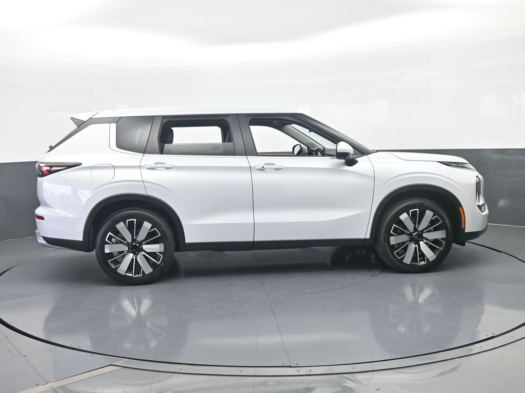 New 2026 Diamond White Mitsubishi SE image 7