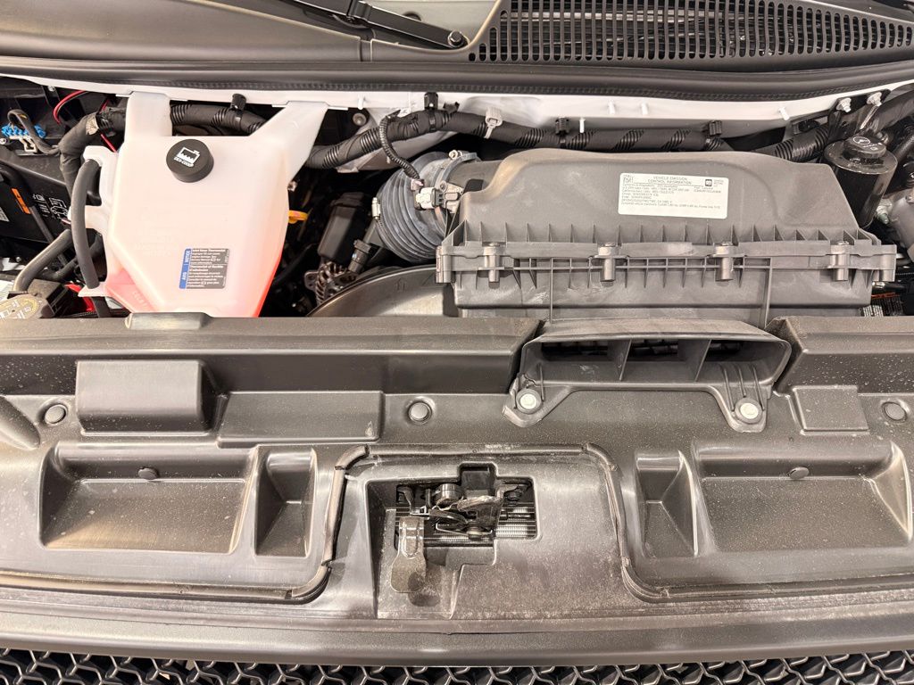 2025 Chevrolet Express 3500 Work Van Cutaway photo 3