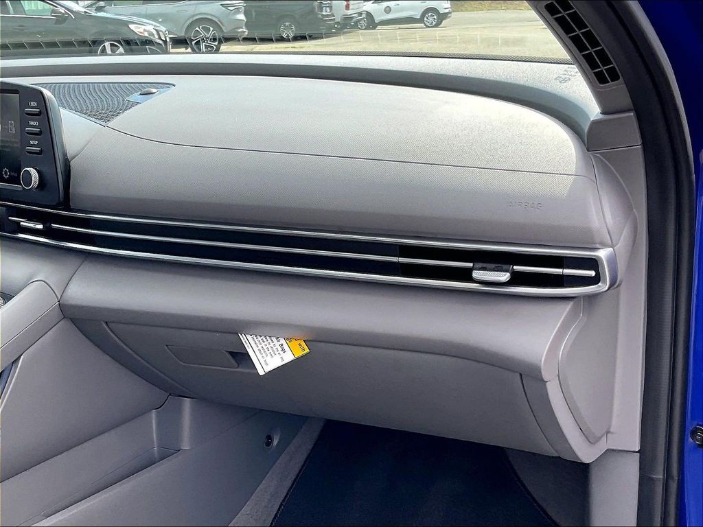 2025 Hyundai Elantra — photo 13
