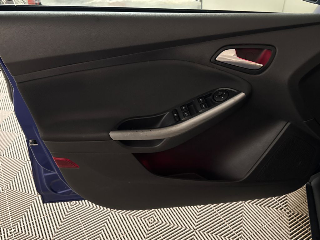 Used 2014 Blue Ford SE image 15