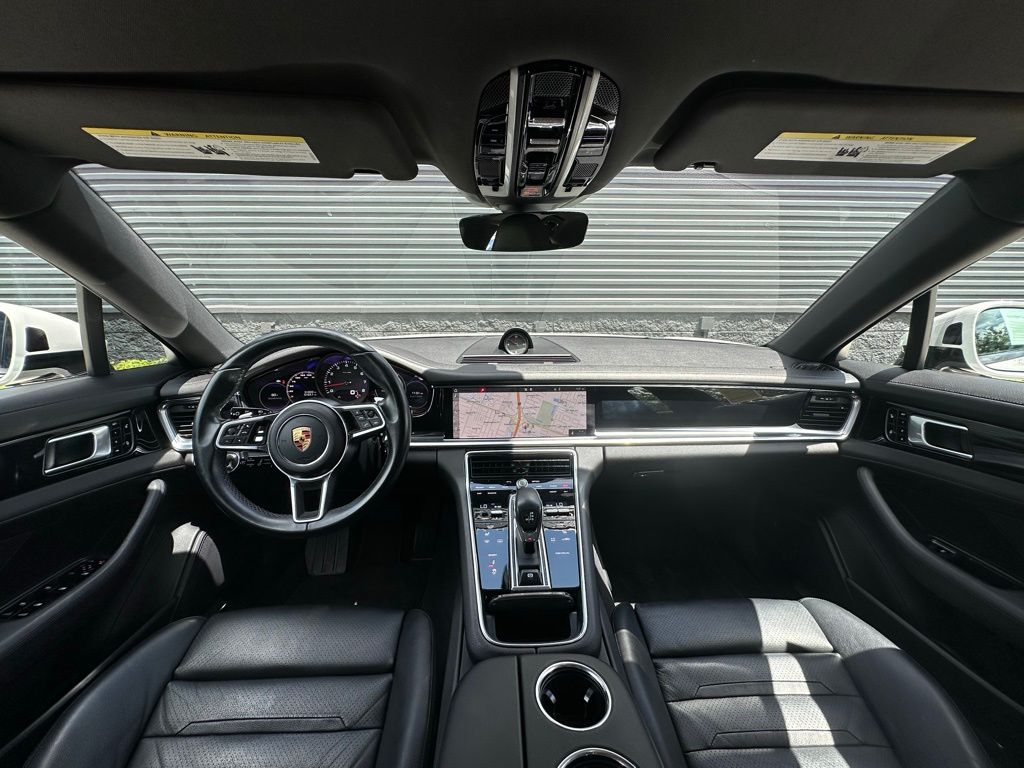 2018 Porsche Panamera  32