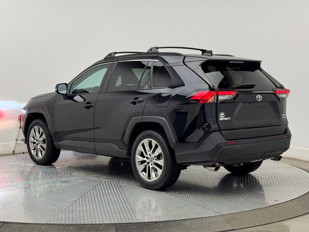 2019 Toyota RAV4 XLE Premium 8