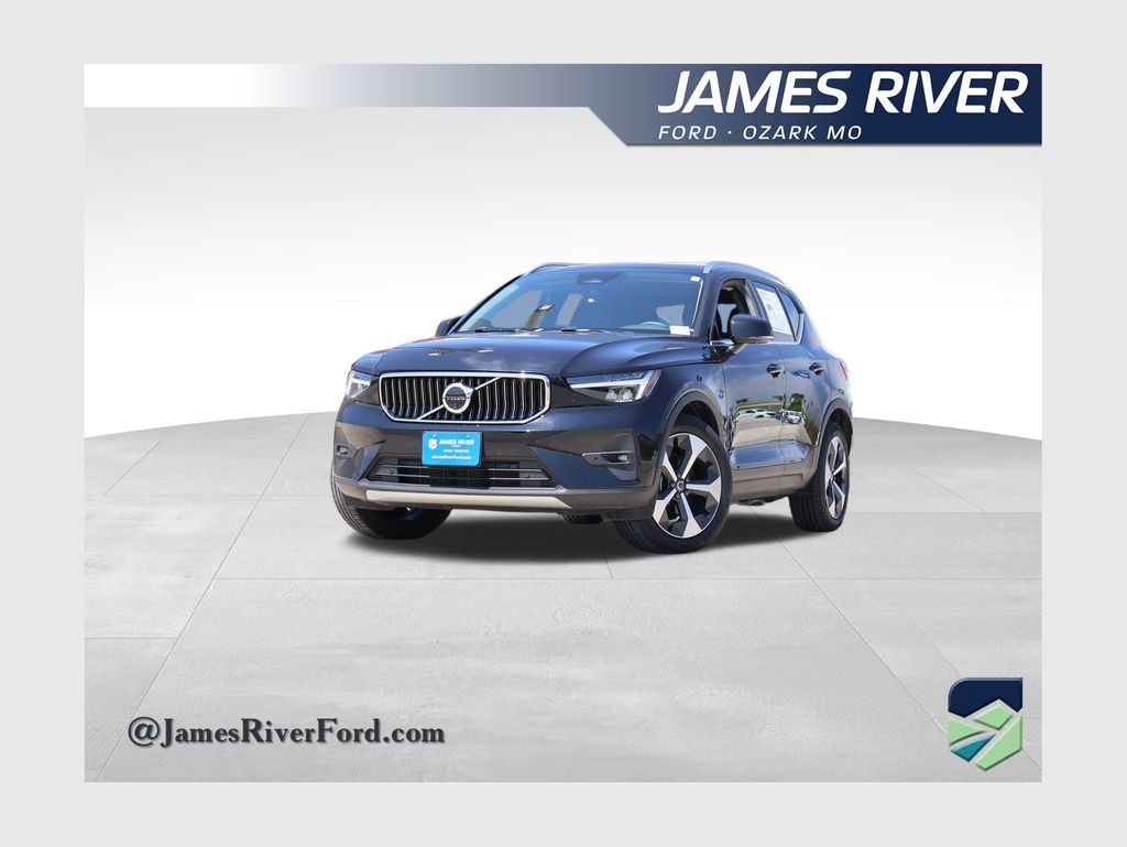 2025 Volvo XC40 B5 Plus Bright Theme AWD