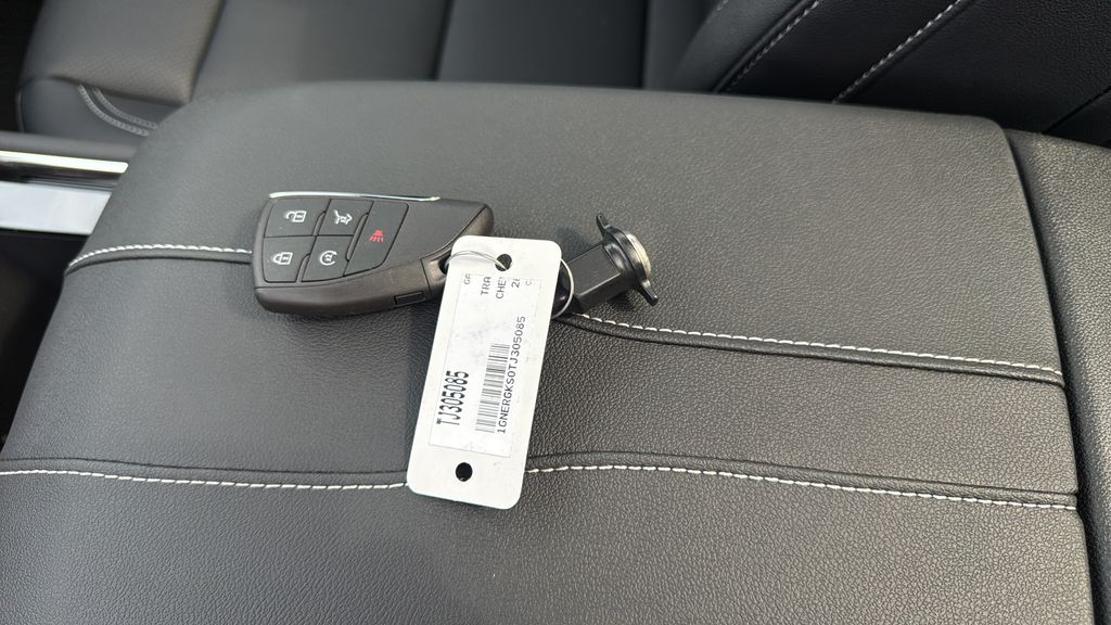 Summit White 2026 Chevrolet Traverse LT FWD SUV / Crossover Front-Wheel Drive 8-Speed Automatic