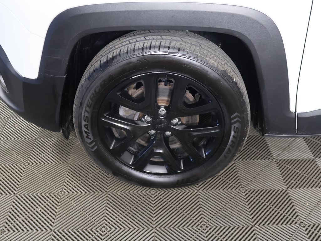 Used 2018 White Jeep Latitude image 15