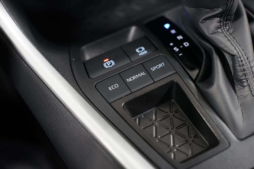 2025 Toyota RAV4 LE 22