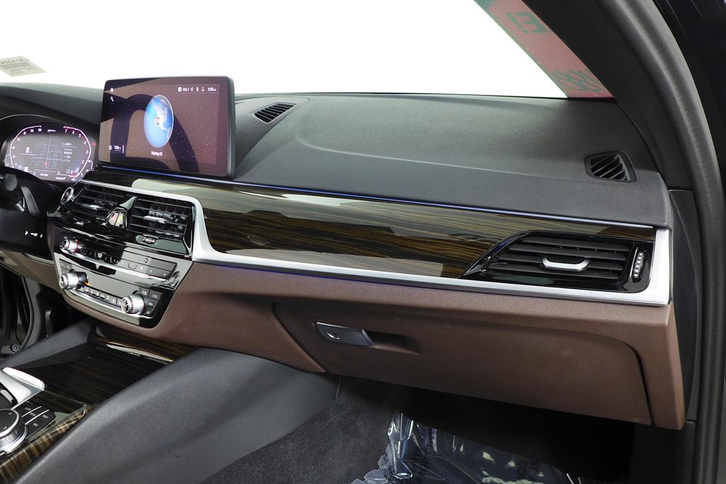 Thumbnail: 2023 BMW 5 Series - 14