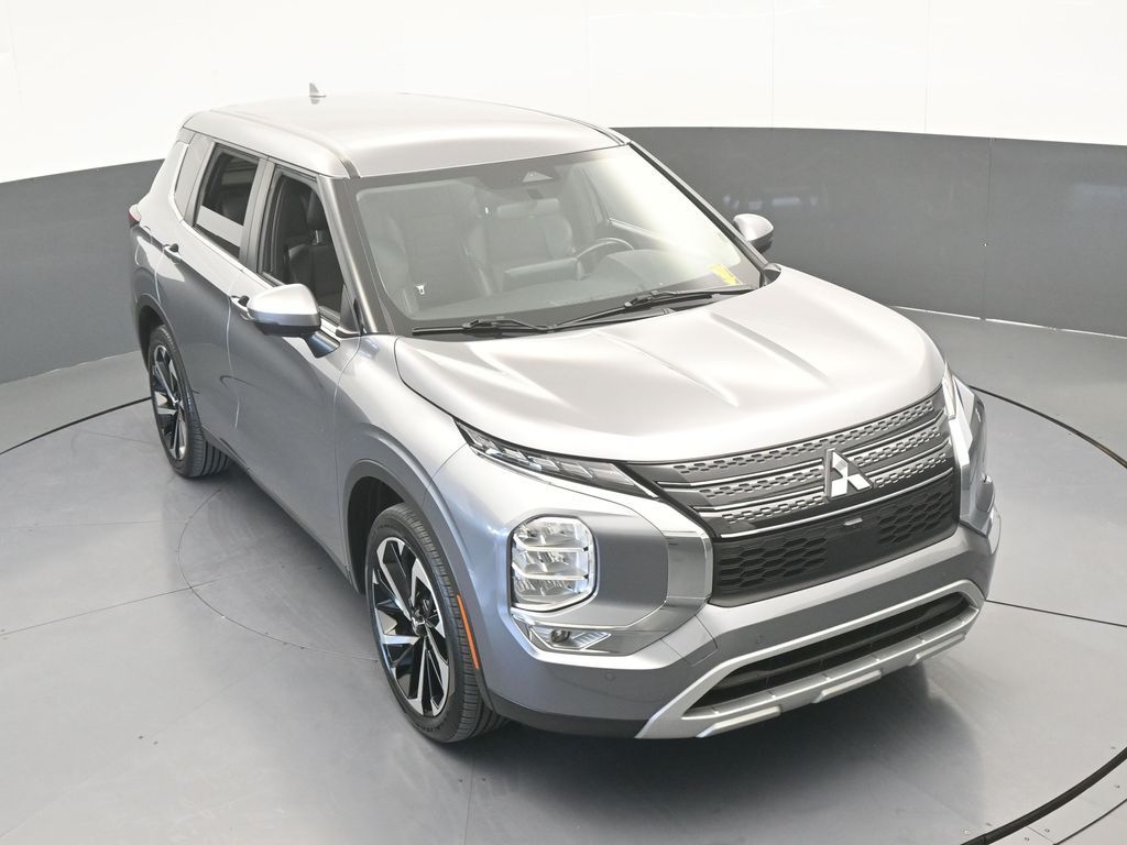 Used 2022 Silver Mitsubishi SE image 49