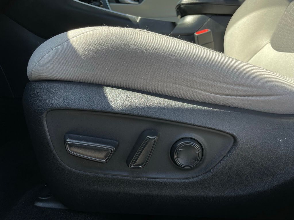 2024 Toyota RAV4 XLE 24