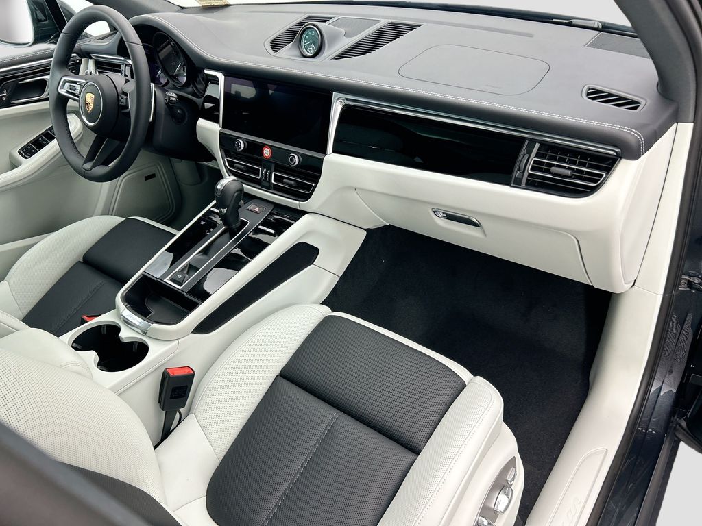 Thumbnail: 2026 Porsche Macan - 20