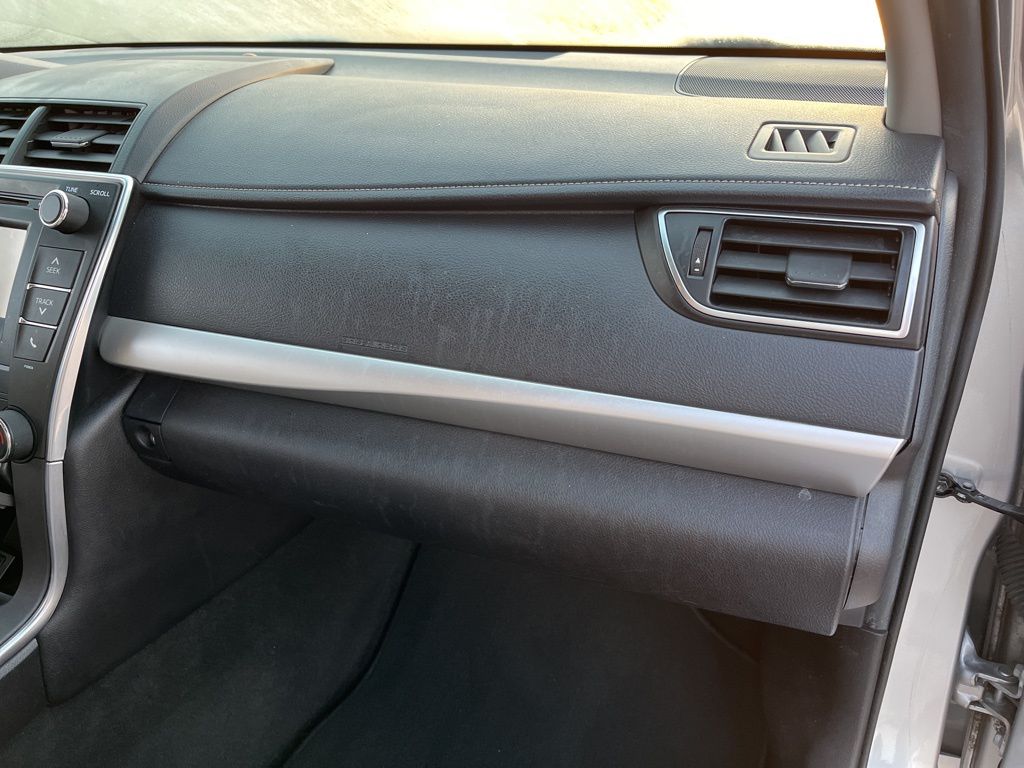 2015 Toyota Camry SE 29