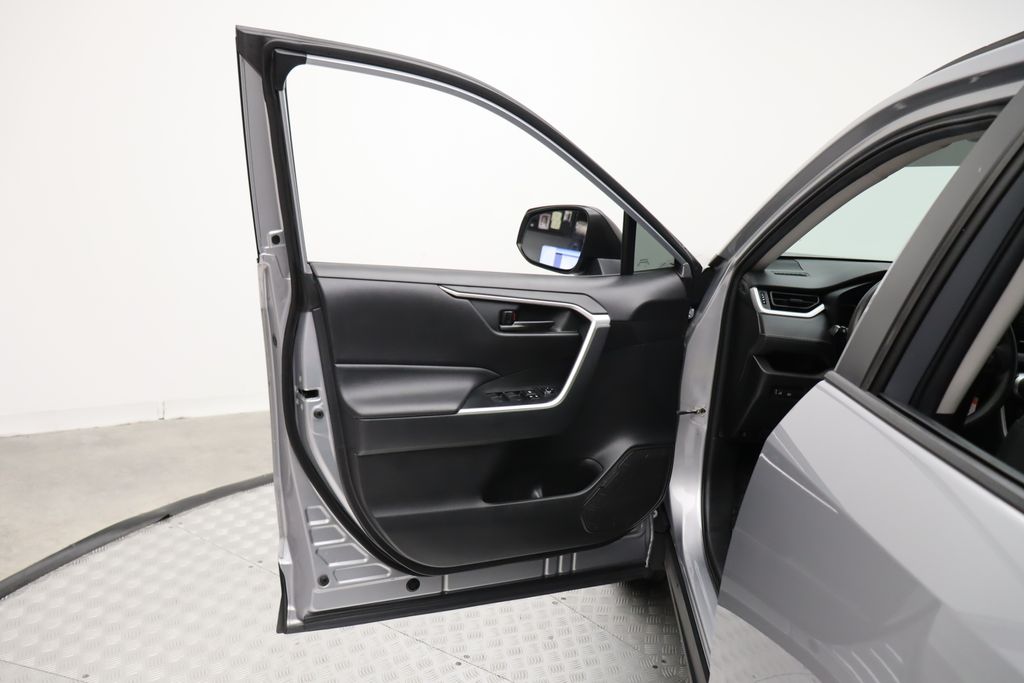 2021 Toyota RAV4 LE 16