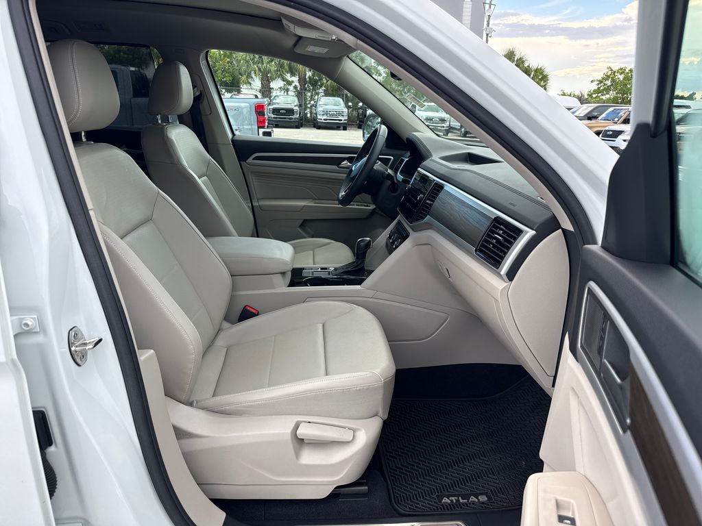 Certified Used 2022 White Volkswagen 3.6L V6 SE w/Technology image 24