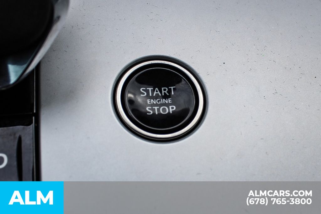 Used 2024 Black Land Rover SE image 28