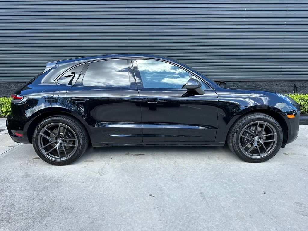 Thumbnail: 2023 Porsche Macan - 10