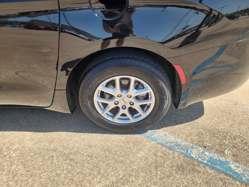 2024 Chrysler Pacifica Touring L photo