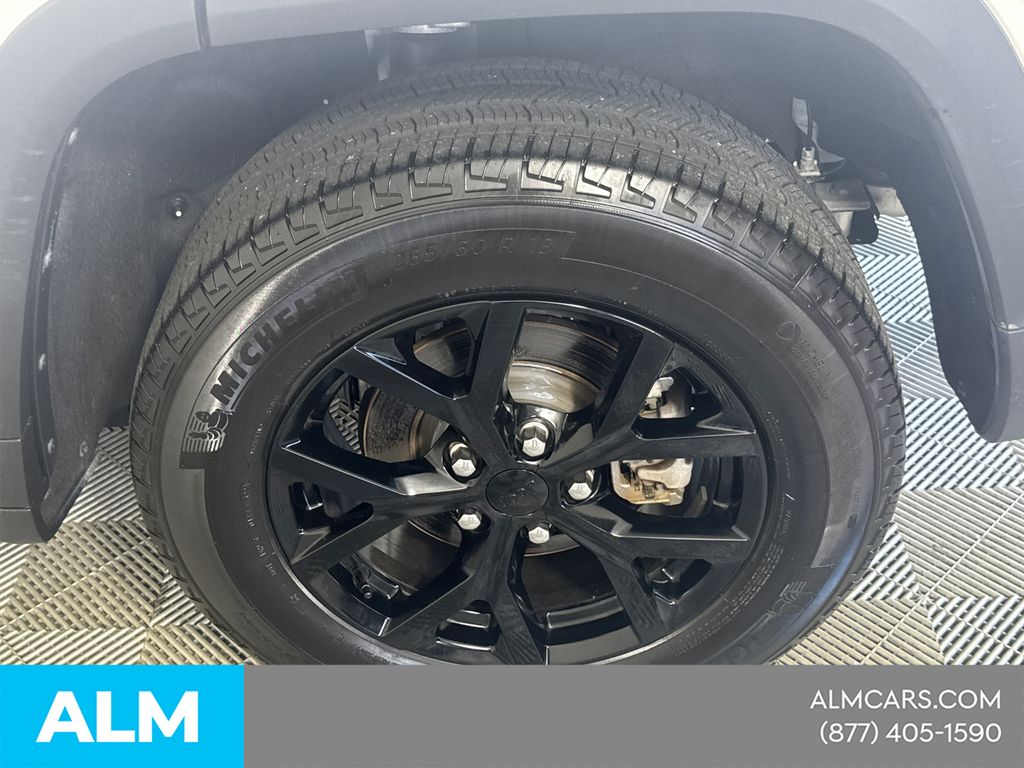 Used 2025 White Jeep Altitude image 22