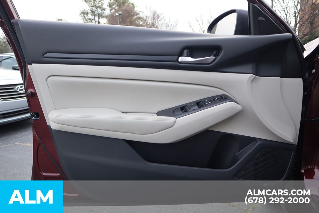 Used 2025 Red Nissan 2.5 SV image 15