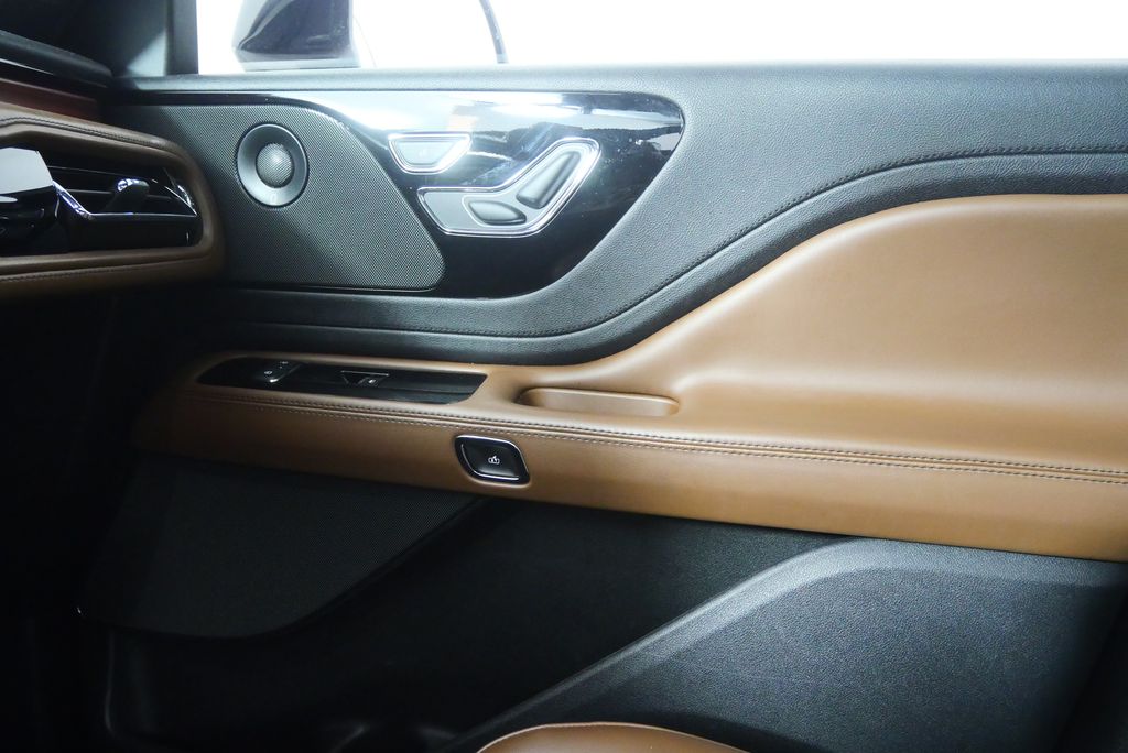 Thumbnail: 2022 Lincoln Aviator - 30