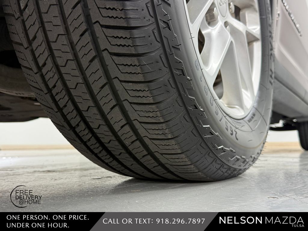 Used 2023 Red Jeep Laredo image 10