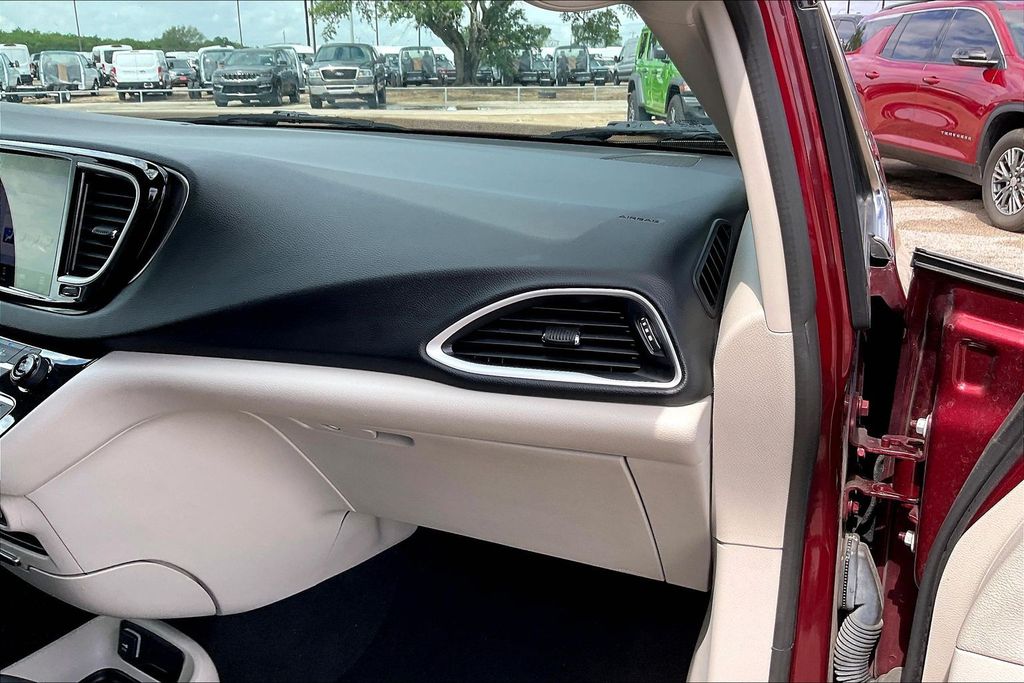 Used 2023 Chrysler Pacifica Touring L 4D Passenger Van