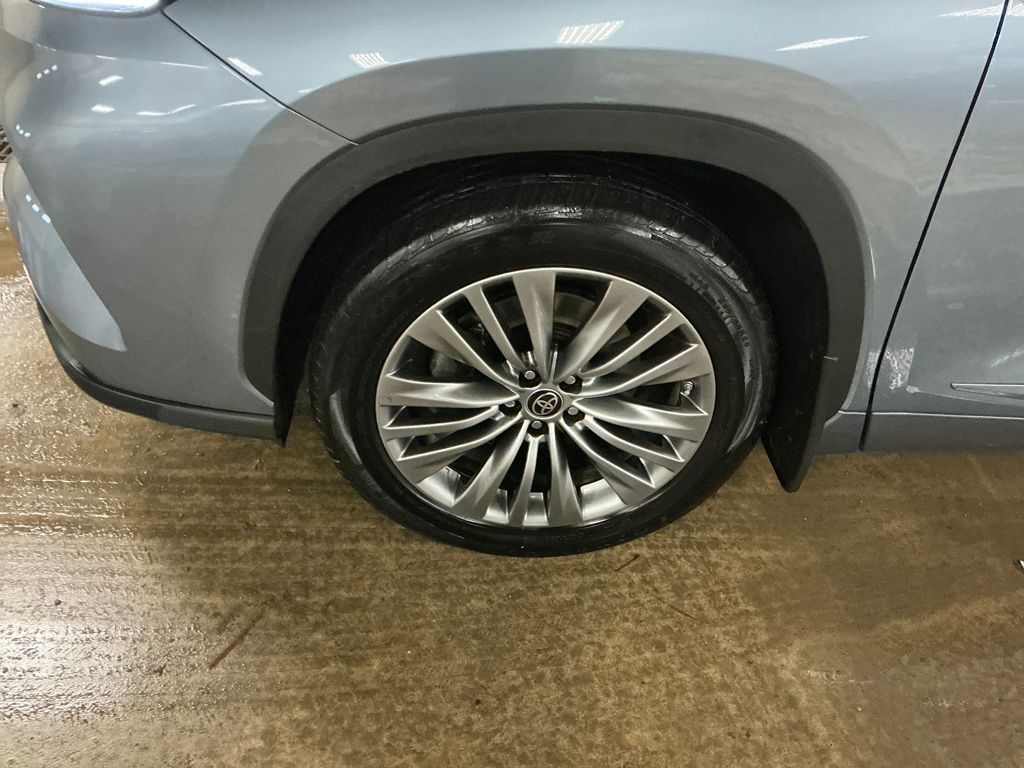 Used 2022  Toyota Platinum image 10