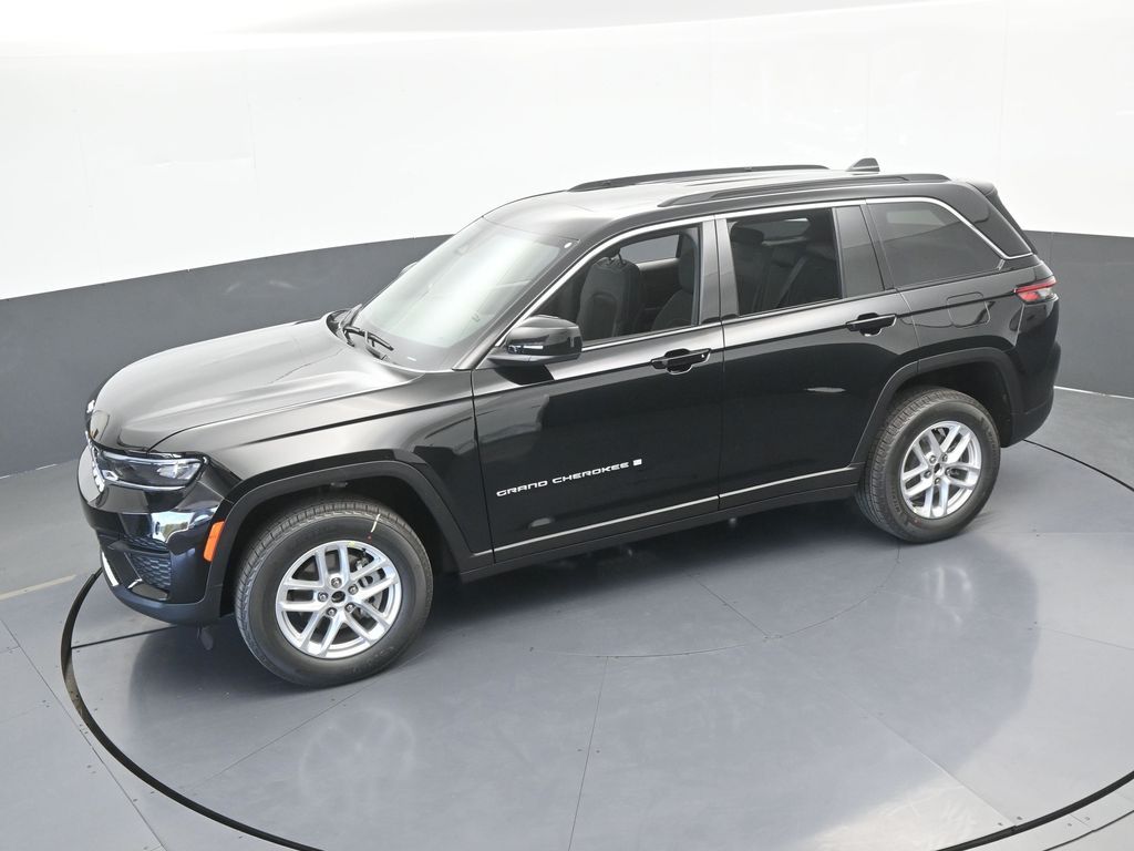 New 2026 Diamond Black Crystal Pearlcoat Jeep Laredo image 41