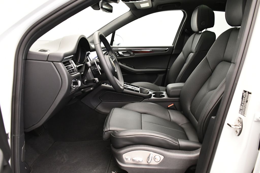 Thumbnail: 2026 Porsche Macan - 5