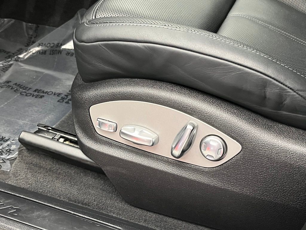 Thumbnail: 2020 Porsche Macan - 31