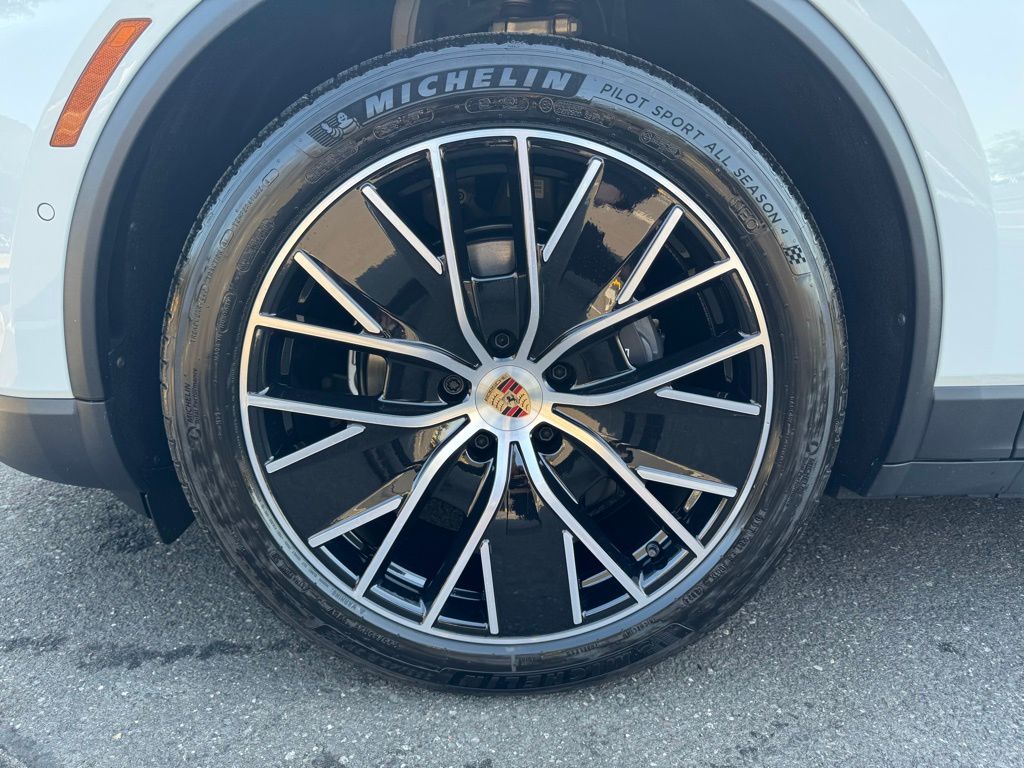 2024 Porsche Macan T 30