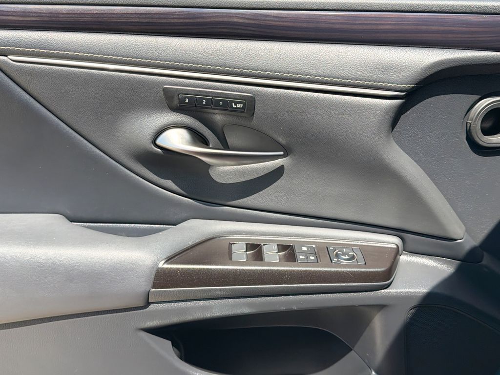 Thumbnail: 2019 Lexus ES - 29