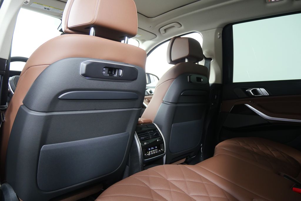 Thumbnail: 2026 BMW X7 - 18