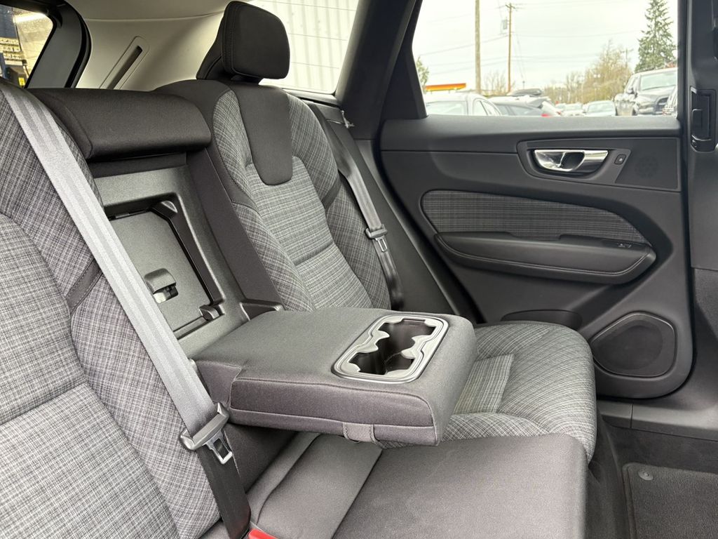 2022 Volvo XC60 B5 Momentum