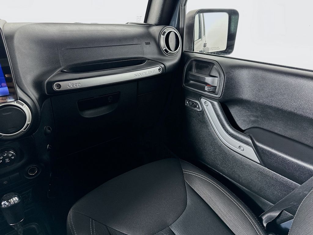 Thumbnail: 2018 Jeep Wrangler - 23