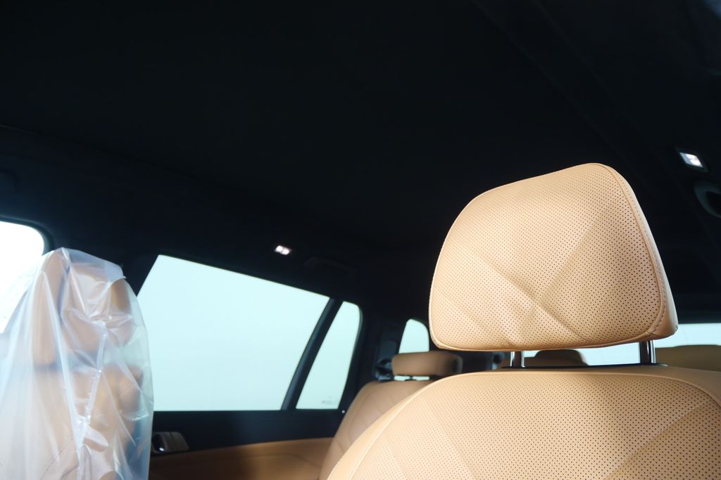 Thumbnail: 2026 BMW X7 - 12
