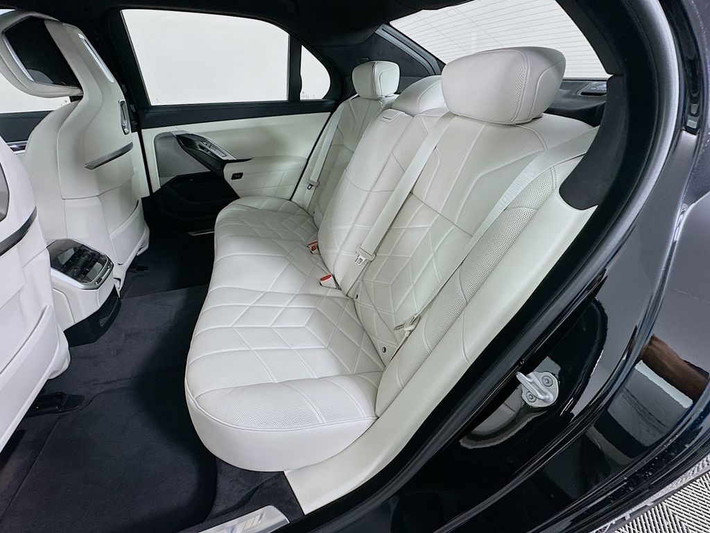 Thumbnail: 2026 BMW 7 Series - 17