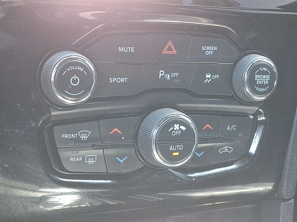 2022 Chrysler 300 — photo 17