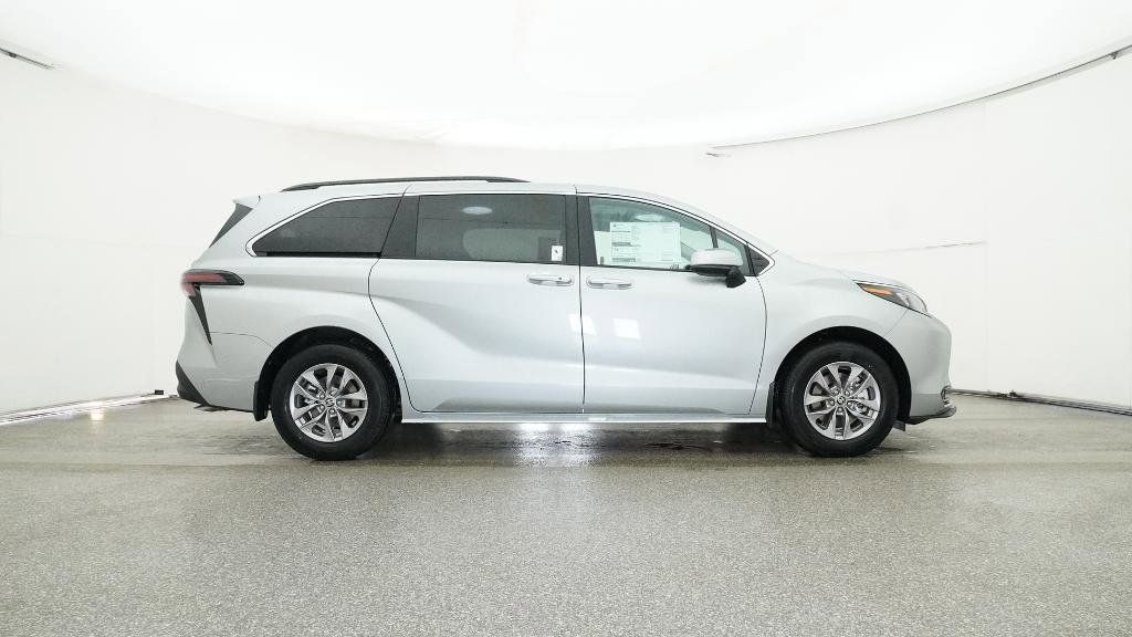 Thumbnail: 2025 Toyota Sienna - 3