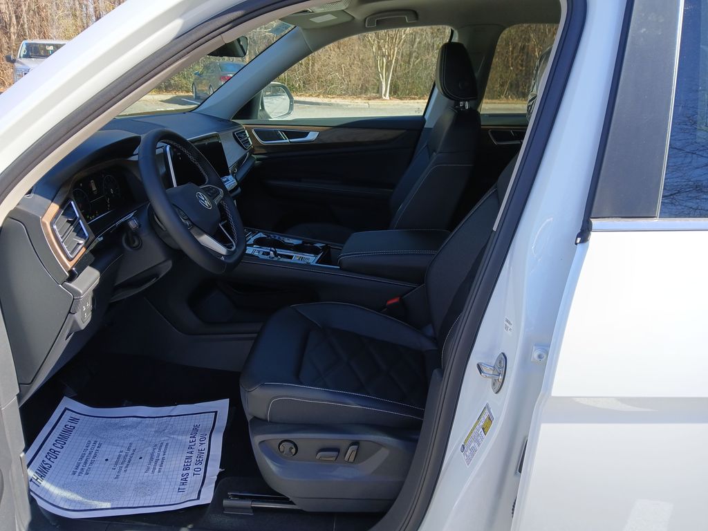 New 2026 White Volkswagen 2.0T SE w/Technology image 9