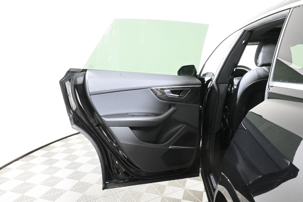 Thumbnail: 2021 Audi Q8 - 31