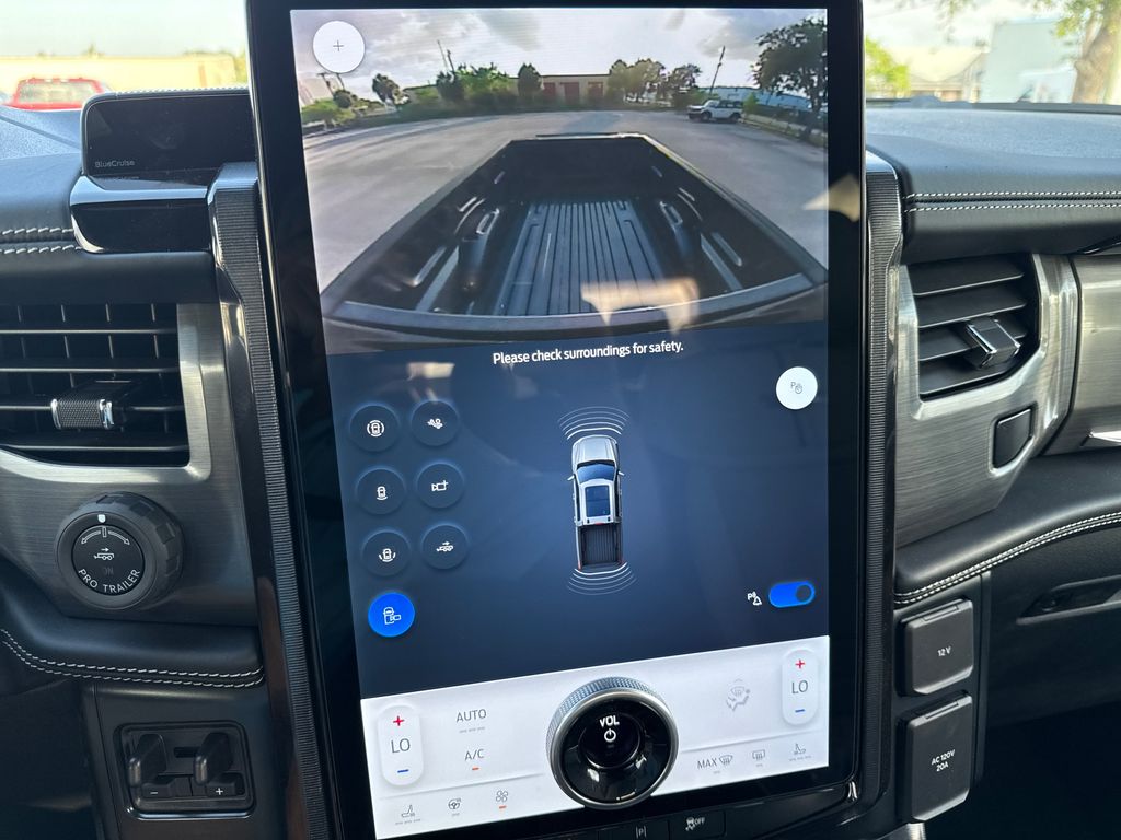 2025 Ford F-150 Lightning Platinum photo 19