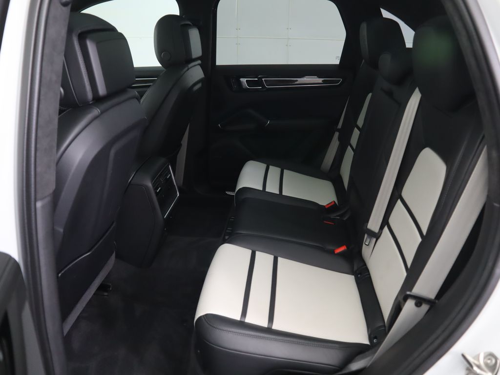 Thumbnail: 2023 Porsche Cayenne - 22
