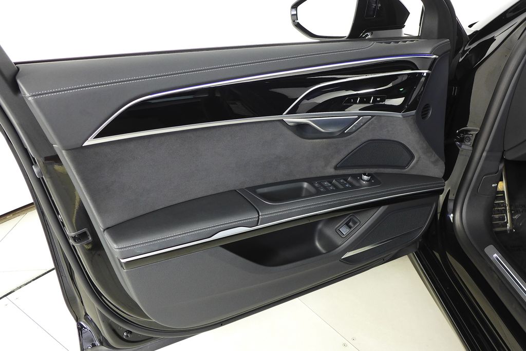 Thumbnail: 2022 Audi S8 - 11