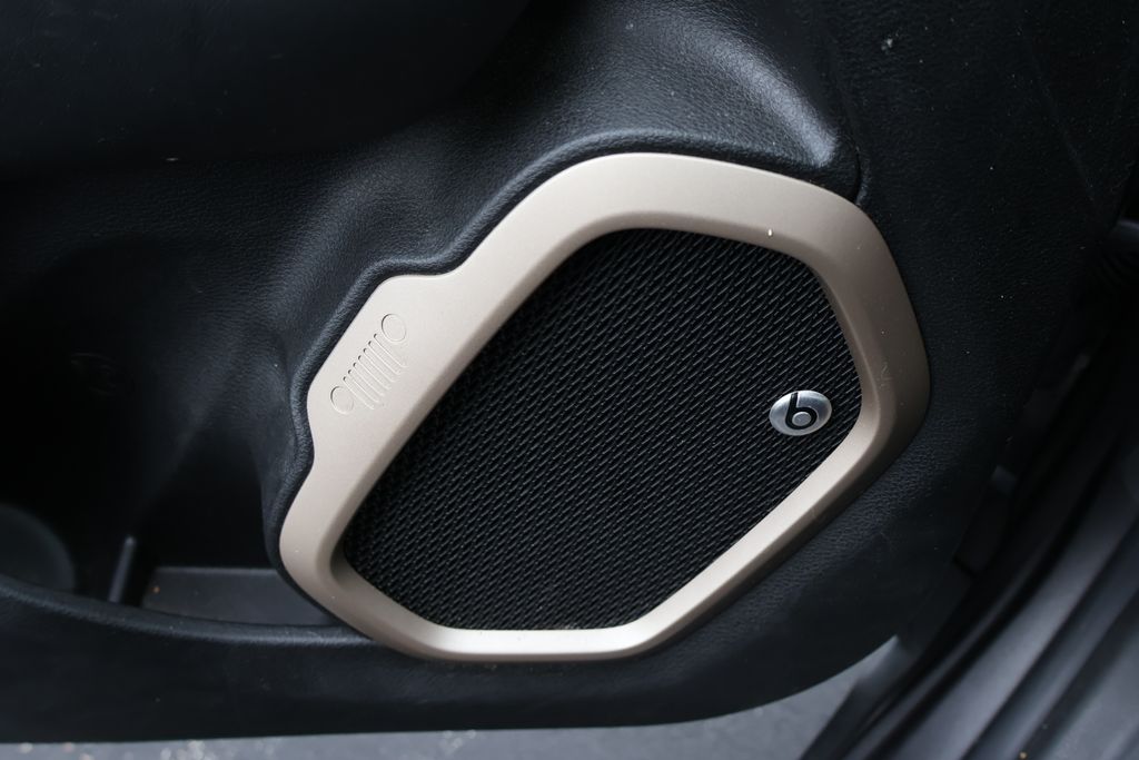 Thumbnail: 2016 Jeep Renegade - 17