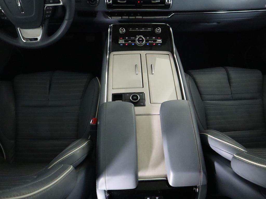 Thumbnail: 2021 Lincoln Navigator L - 17