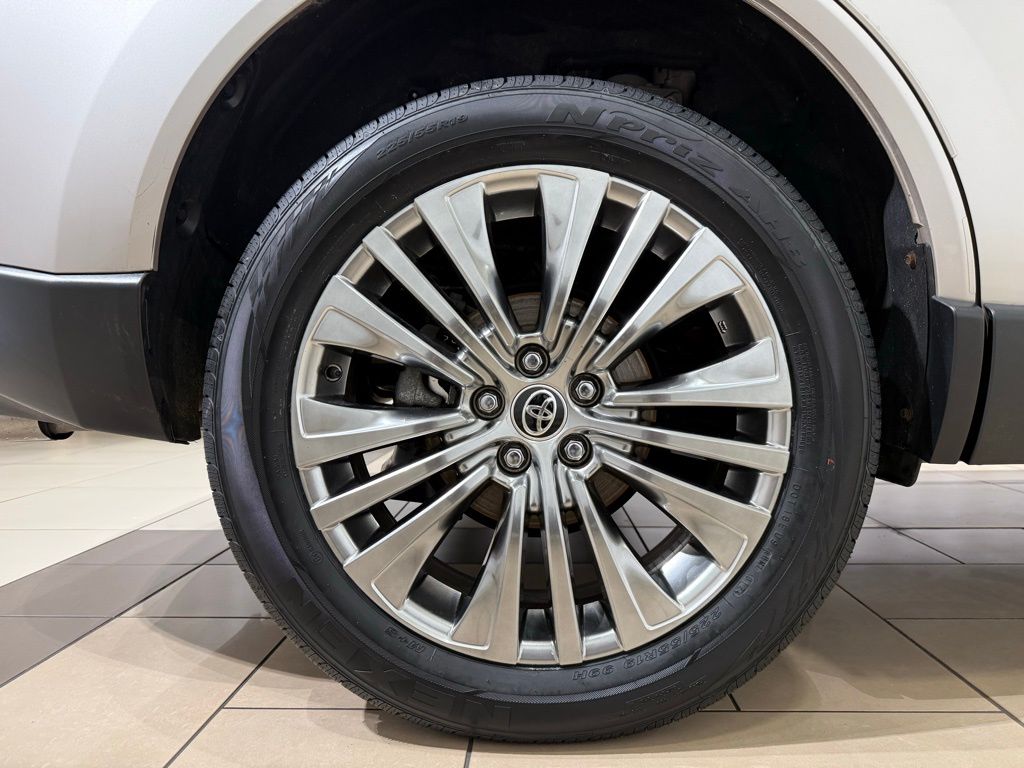 Thumbnail: 2021 Toyota Venza - 9