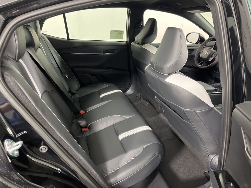 2025 Toyota Camry SE 8